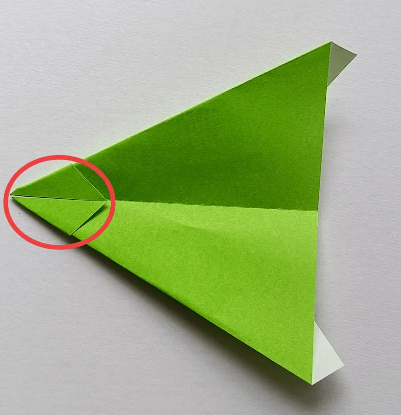Pull out the corner tucked inside
(001)