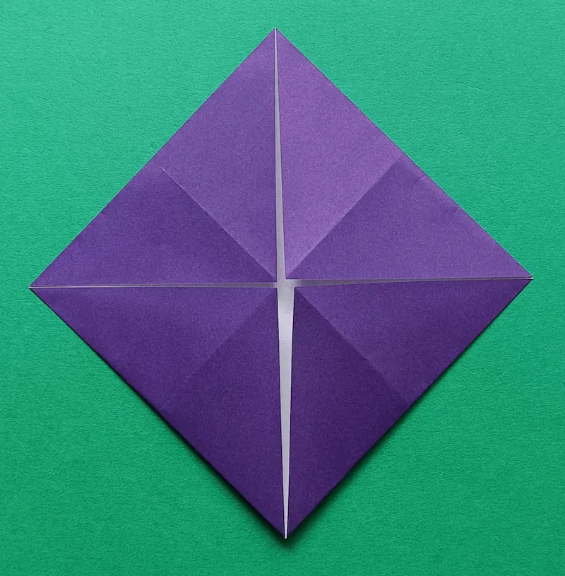 Fold the four corners to the center.
（top）